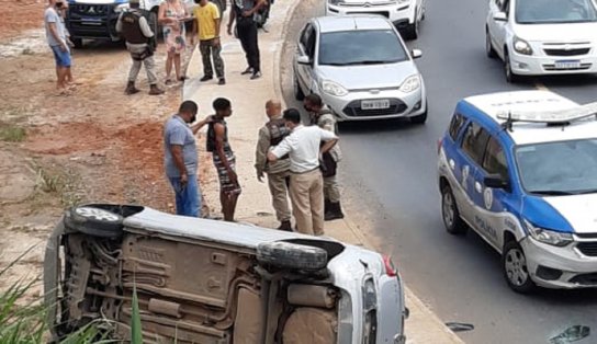 Perseguição a suspeitos de assalto termina em acidente e criminoso ferido em Salvador 