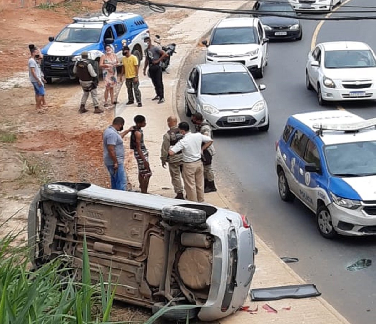 Perseguição a suspeitos de assalto termina em acidente e criminoso ferido em Salvador 