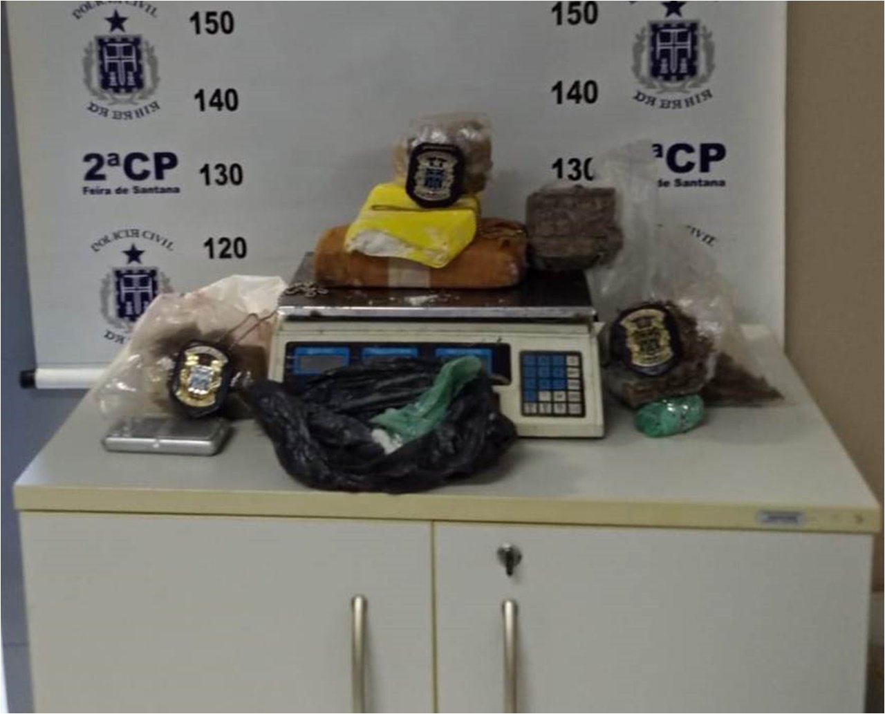 Casal é preso vendendo drogas em Feira de Santana; polícia encontrou imóvel usado pelo tráfico