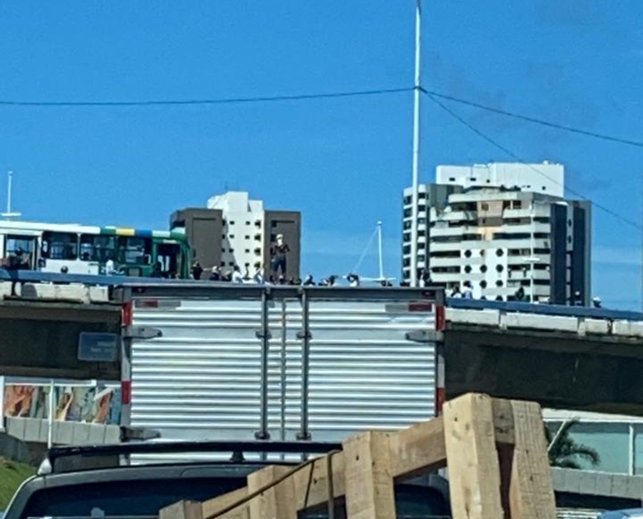 Com ameaça, protesto em viaduto trava trânsito em vários pontos de Salvador 