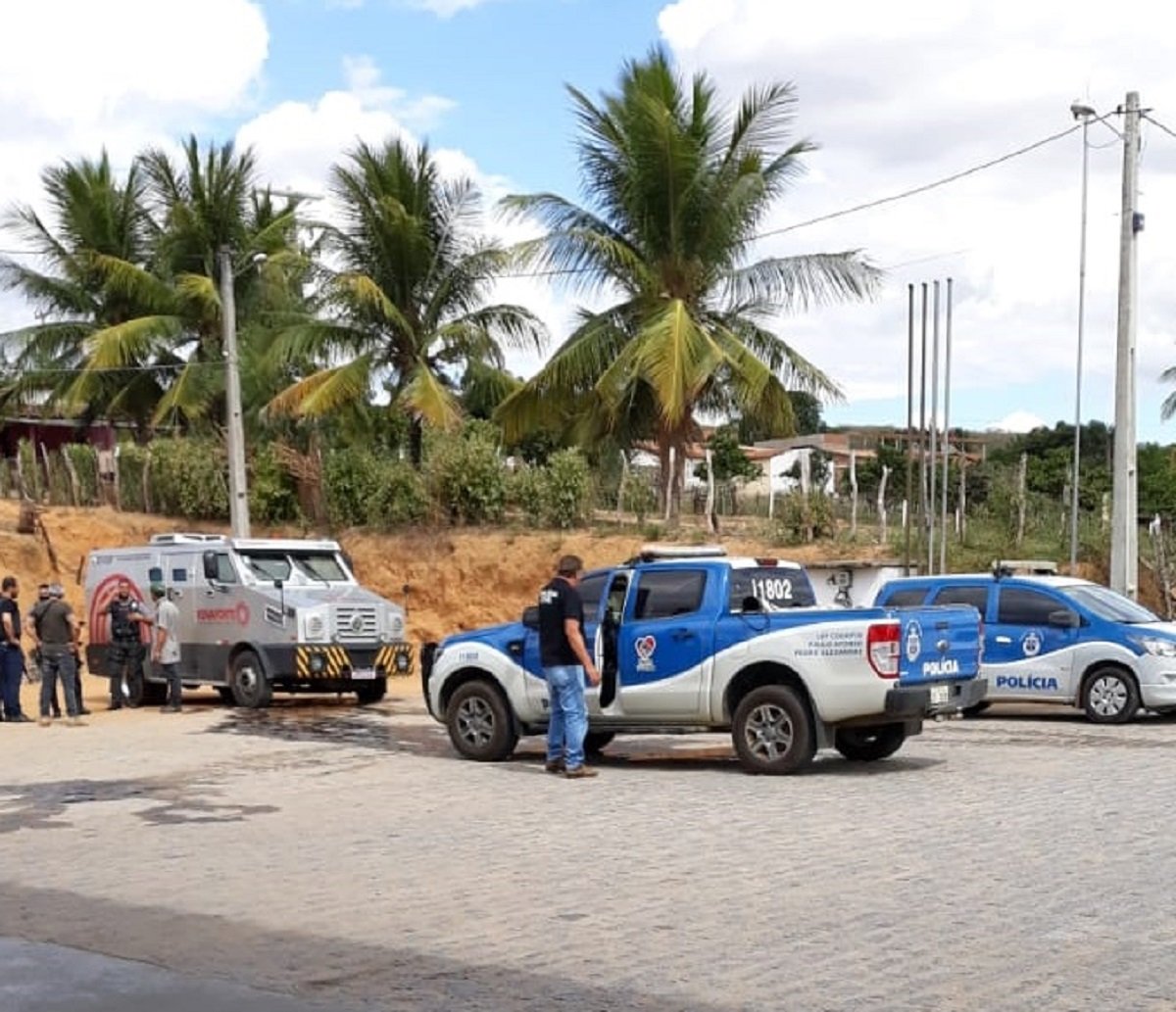 Grupo armado persegue e tenta roubar carro-forte na BR-110