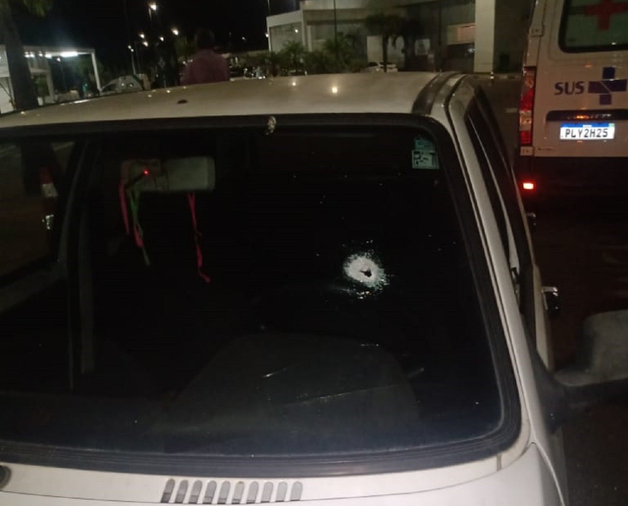 Policiais civil e penal são baleados durante tentativa de assalto em Simões Filho; vítimas estavam dentro de carro