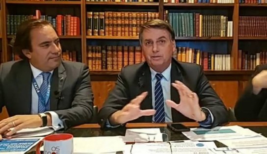 "Só Deus me tira da cadeira presidencial", diz Bolsonaro durante live