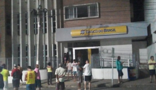 Bandidos explodem agência bancária, fazem reféns e assustam moradores da cidade de Ubaíra