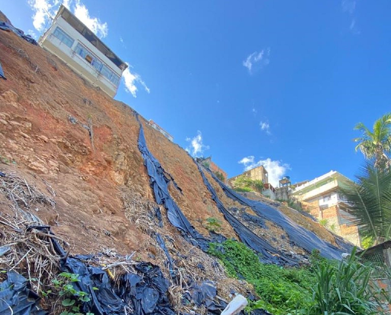 Segue chovendo em Salvador nesta sexta-feira e riscos de deslizamentos de terra são reais, segundo Codesal