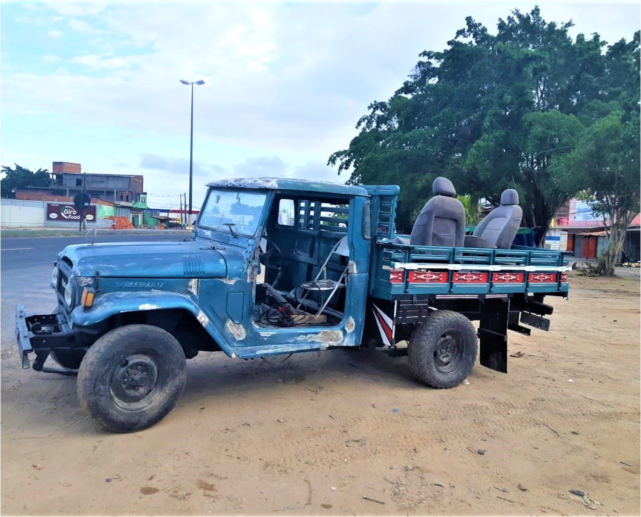 Motorista é flagrado dirigindo caminhonete sentado em cadeira de bar na Bahia