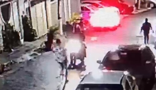 Câmera flagra bandidos roubando motocicleta em Salvador; assista 