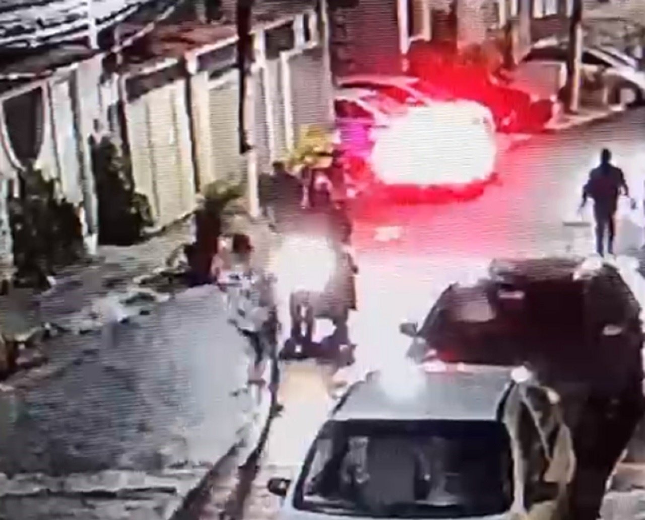 Câmera flagra bandidos roubando motocicleta em Salvador; assista 