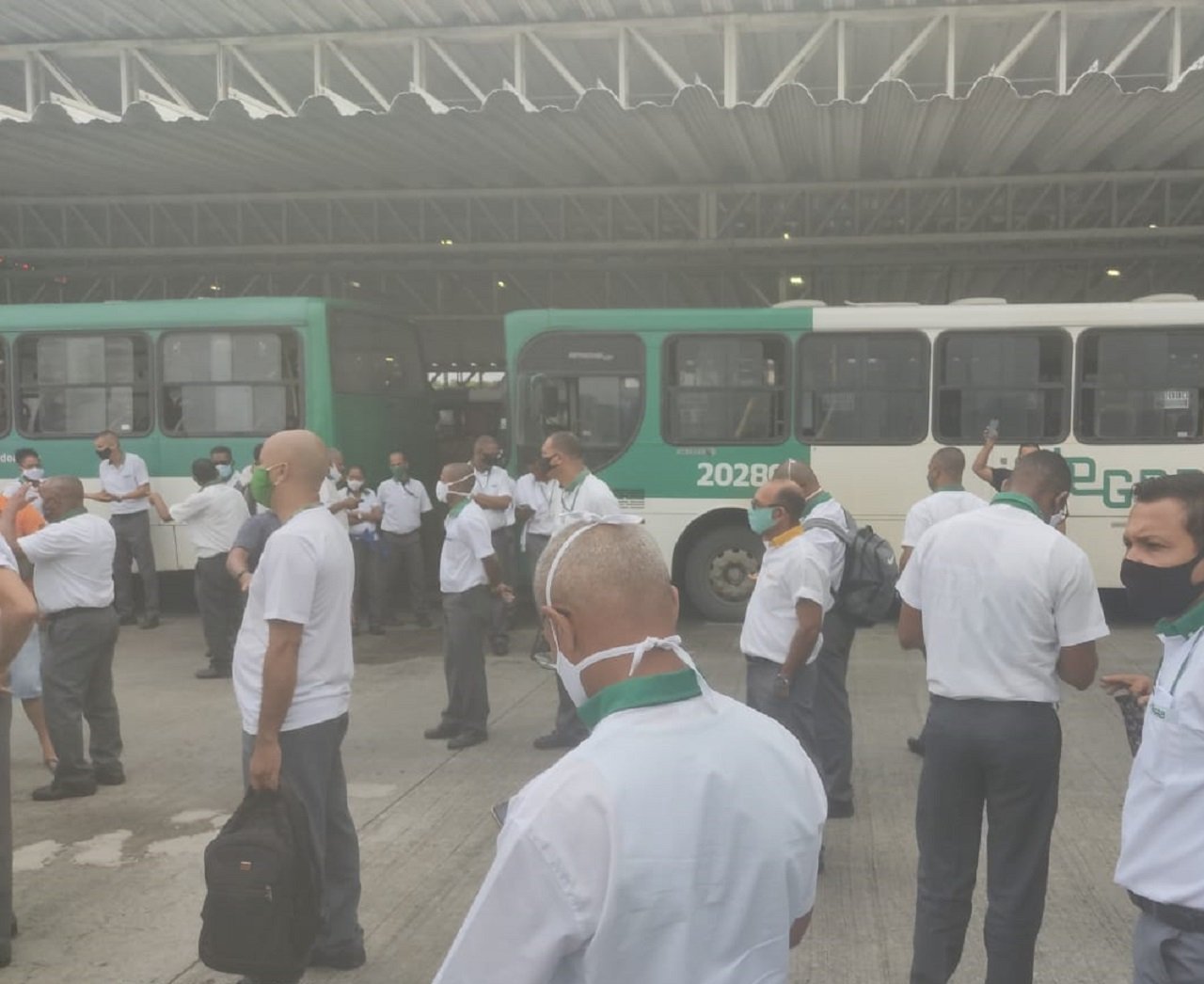 Protestos de rodoviários deixam duas maiores estações de Salvador sem ônibus 