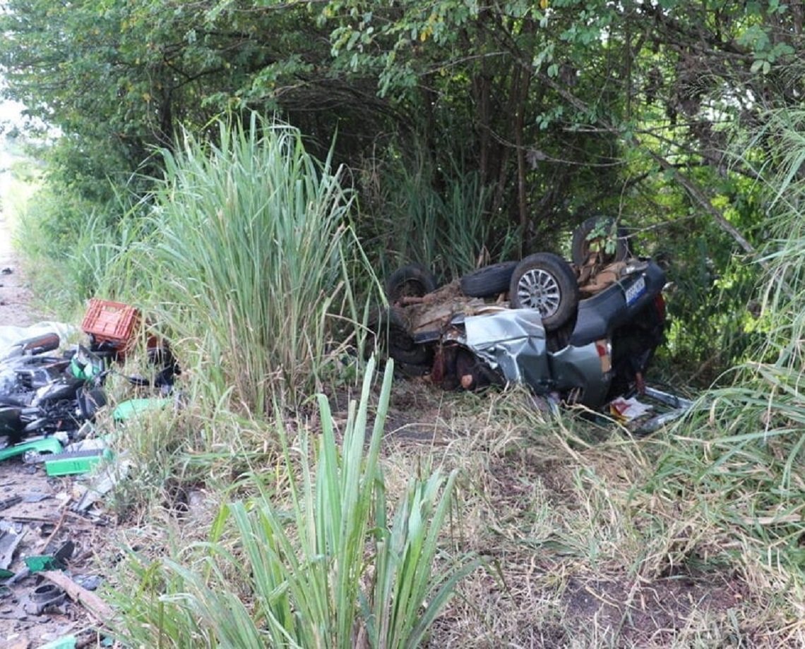 Cinco morrem após batida que envolveu quatro carros na BR-101, em Eunápolis 