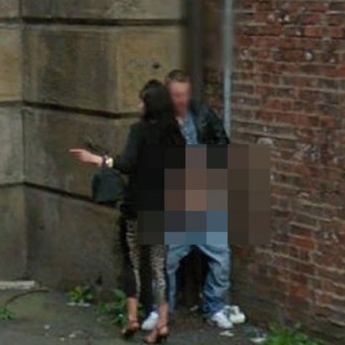 Em Manchester, na Inglaterra, um beco mostra o que parece ser um casal realizando um ato sexual.
