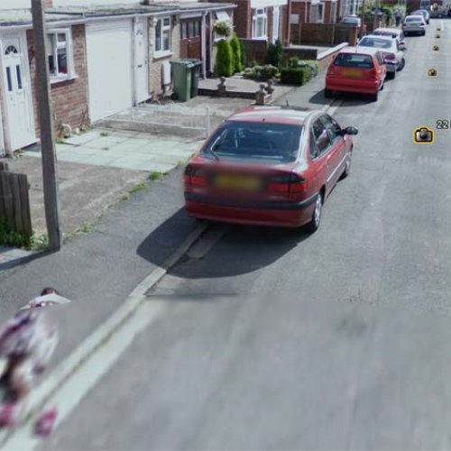 Morreu, mas passa bem: segundo o jornal Daily Telegraph, essa imagem do google na Middle Road, número 22, em Worcester, no Reino Unido, era apenas de uma criança brincando com um amigo.