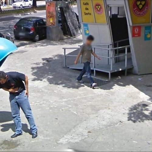 Esse morador de Minas Gerais foi flagrado vomitando no meio da rua. Mesmo com a cara borrada, ele decidiu processar o Google por danos morais.