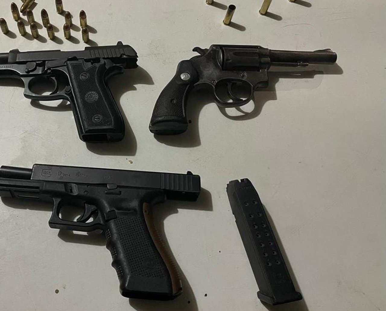 Polícia prende trio flagrado com pistolas e revólver em Camaçari