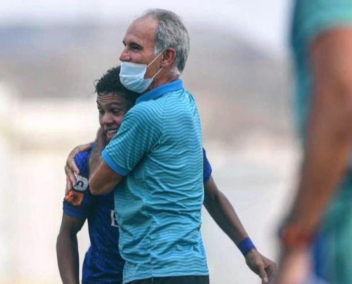 Sub-19 do Al-Hilal vence Liga Saudita e jogadores dedicam vitória ao técnico Carlos Amadeu; veja