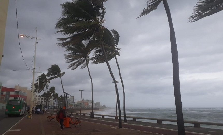 Tempo permanece chuvoso neste domingo em Salvador e Defesa Civil continua atenta às áreas de risco