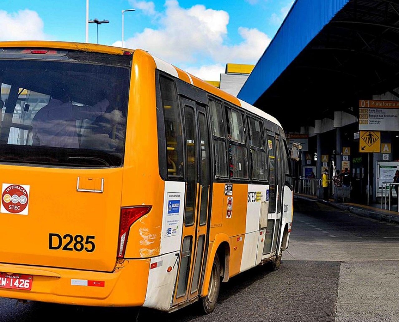 Rodoviários paralisam atividades no início desta segunda em Salvador e Prefeitura monta operação para atender aos usuários de ônibus