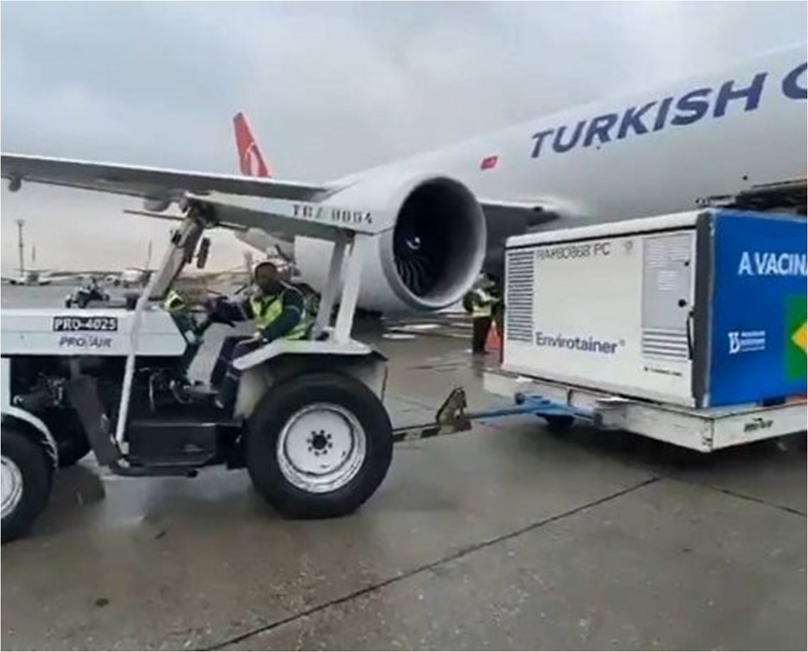 Mat&eacute;ria-prima para fabrica&ccedil;&atilde;o de 5 milh&otilde;es de doses da CoronaVac chega ao Brasil