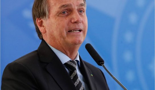 Bolsonaro diz que vai escolher partido em abril e volta a criticar ex-presidente; "o povo que vota em Lula merece sofrer"