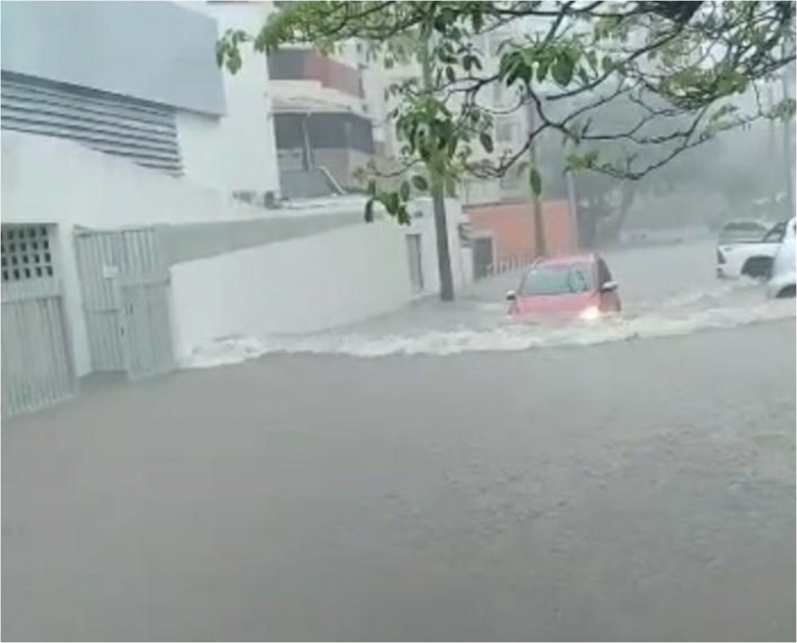Chuva causa alagamentos em bairros nobres de Salvador; veja vídeo
