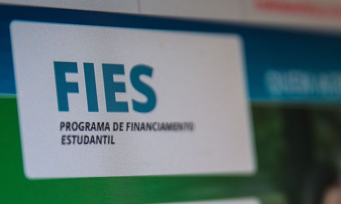 Prazo para renovação de contratos do Fies é prorrogado; decisão vale também para transferências; confira