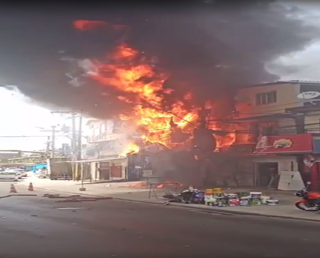 Loja de móveis é atingida por incêndio de grandes proporções em São Cristóvão; veja vídeos 