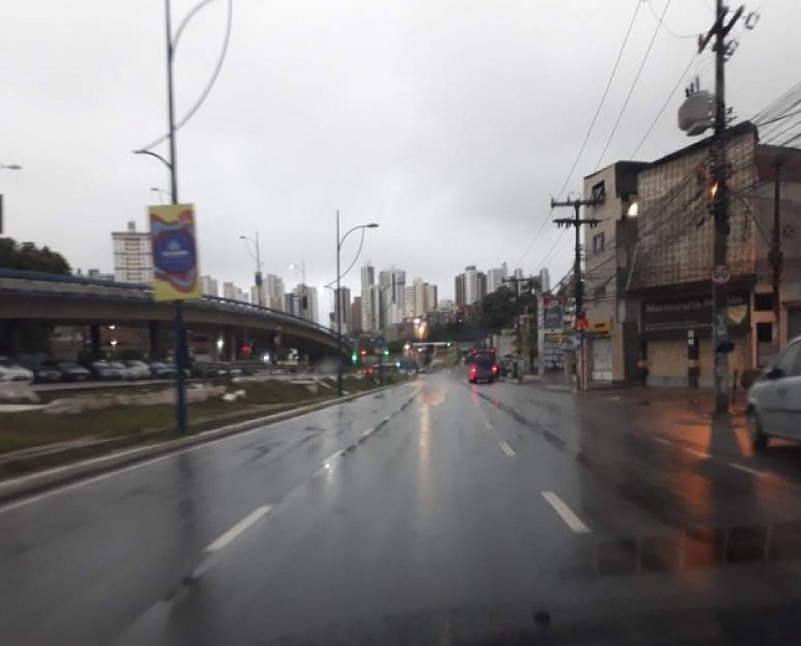 Salvador e Região Metropolitana têm tempo fechado com chuva ao longo do dia nesta quinta-feira; confira previsão