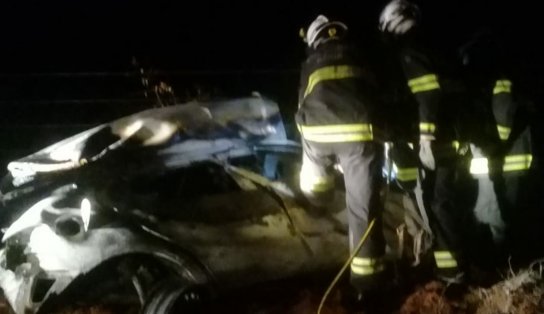 Carro bate em poste de alta tensão e duas pessoas morrem carbonizadas