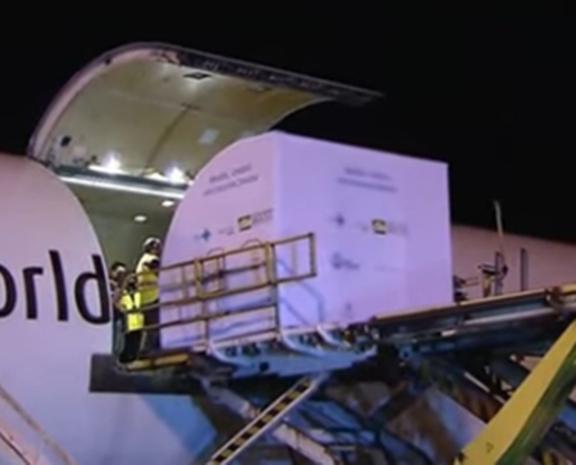 Primeiro lote da Pfizer, com 1 milhão de doses, chega ao Brasil; assista