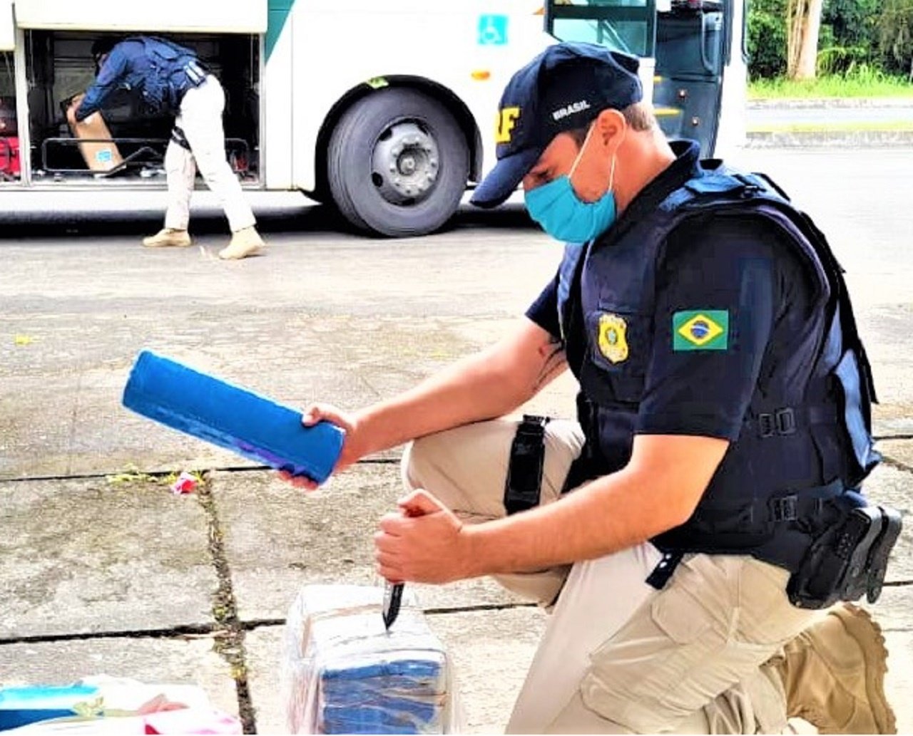 PRF prende mulher transportando maconha dentro de ônibus no Sul da Bahia; veja vídeo