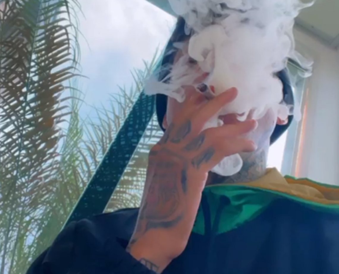 Kannário faz comemoração fumando "cigarrinho de índio", causa polêmica e brada: "é essa por** aí mesmo"