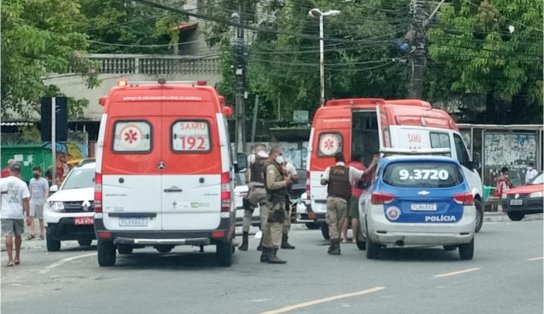 Suspeitos de assalto sofrem acidente e são espancados enquanto gritam de dor em Salvador 