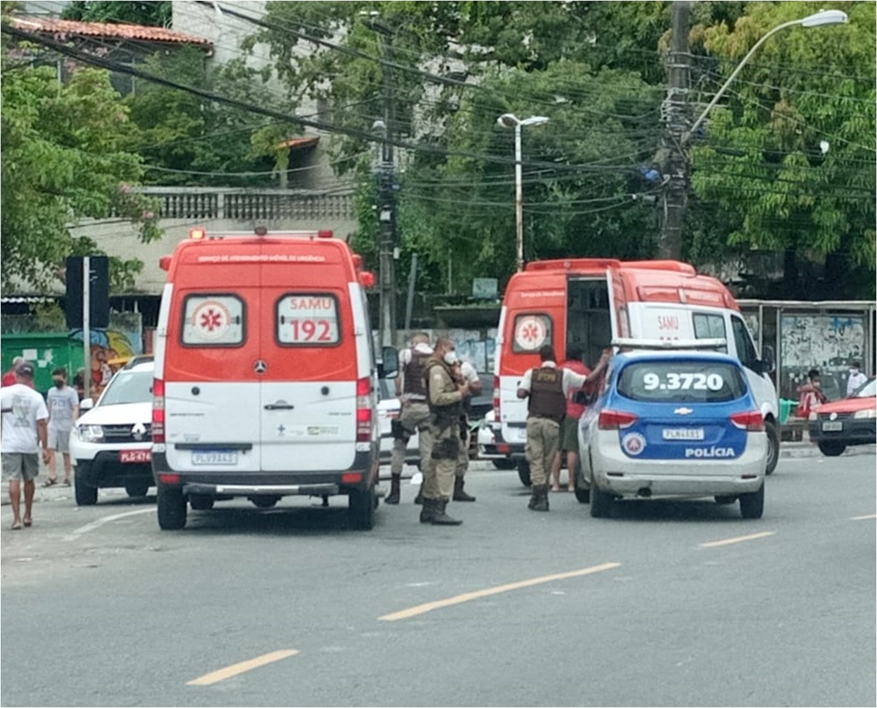 Suspeitos de assalto sofrem acidente e são espancados enquanto gritam de dor em Salvador 