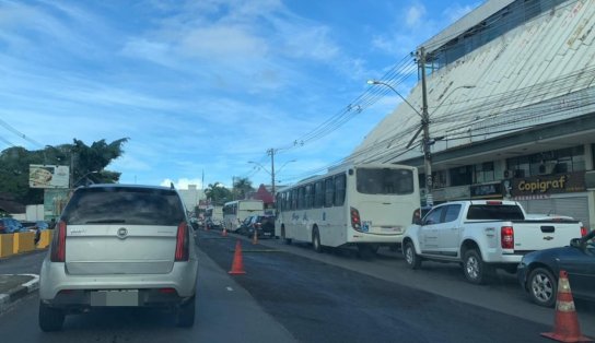 Obra de recapeamento asfáltico causa engarrafamento de mais de uma hora na Estrada do Coco; saiba mais