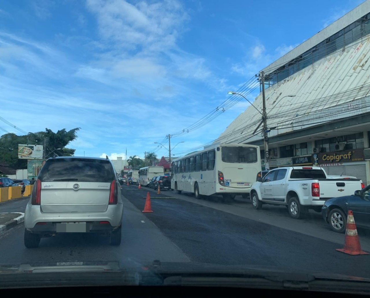 Obra de recapeamento asfáltico causa engarrafamento de mais de uma hora na Estrada do Coco; saiba mais