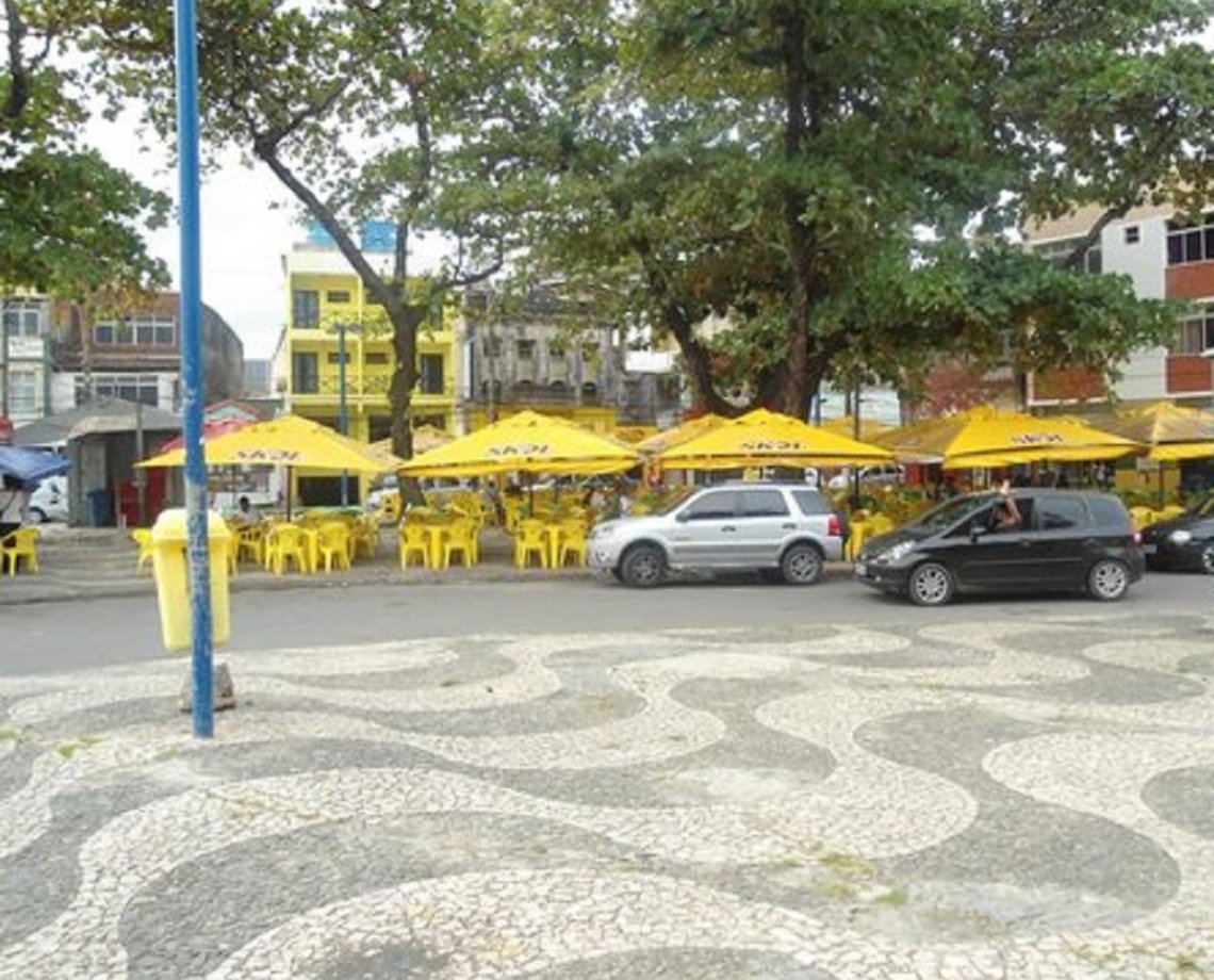 Com bebida alcoólica liberada no fim de semana, bairro mais boêmio de Salvador passa por desinfecção nesta sexta-feira