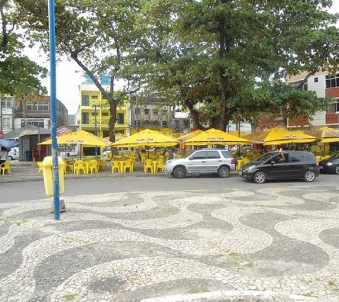 Com bebida alcoólica liberada no fim de semana, bairro mais boêmio de Salvador passa por desinfecção nesta sexta-feira