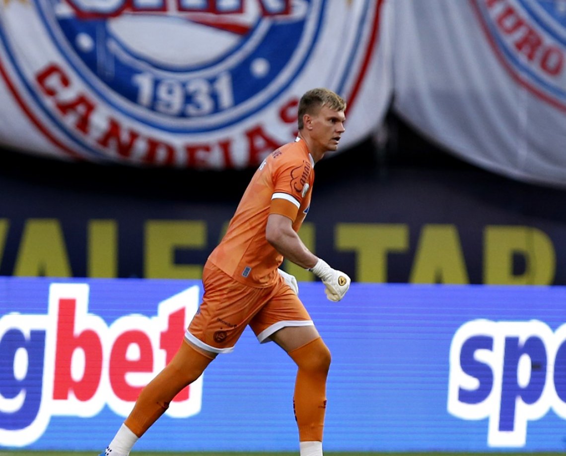 Na 'batalha final', Dado Cavalcanti terá à disposição goleiro Douglas, recuperado da Covid-19; trio suspenso viaja com o grupo