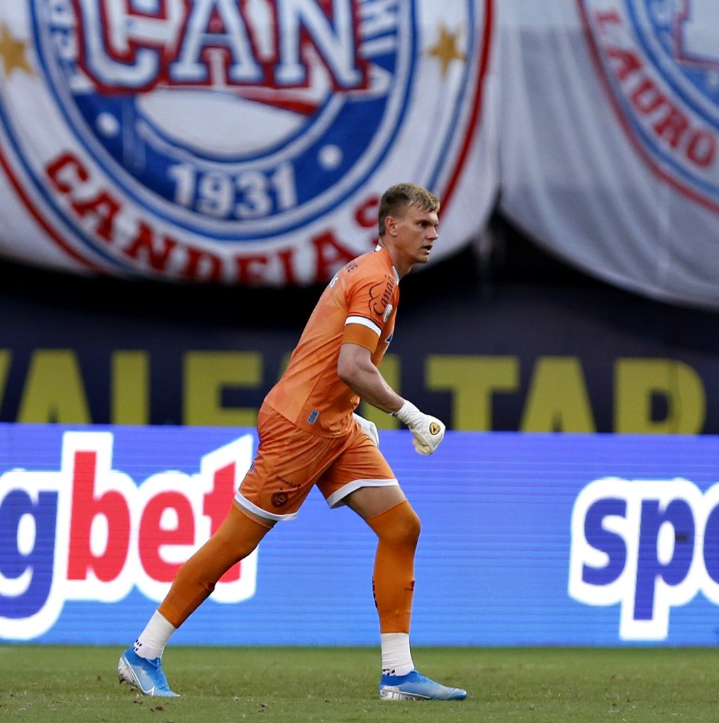 Na 'batalha final', Dado Cavalcanti terá à disposição goleiro Douglas, recuperado da Covid-19; trio suspenso viaja com o grupo