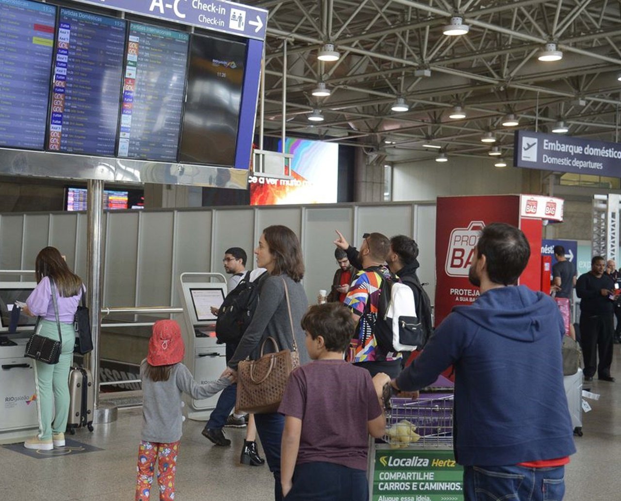 Juiz considera ilegal obrigação de isolamento de viajantes do Brasil