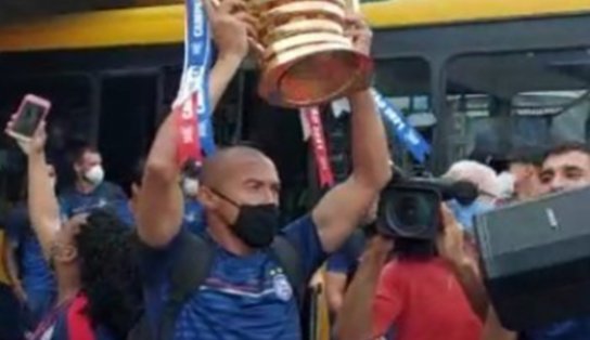 Após a conquista do Tetra da Copa do Nordeste, Bahia é recebido com festa da torcida no aeroporto de Salvador 