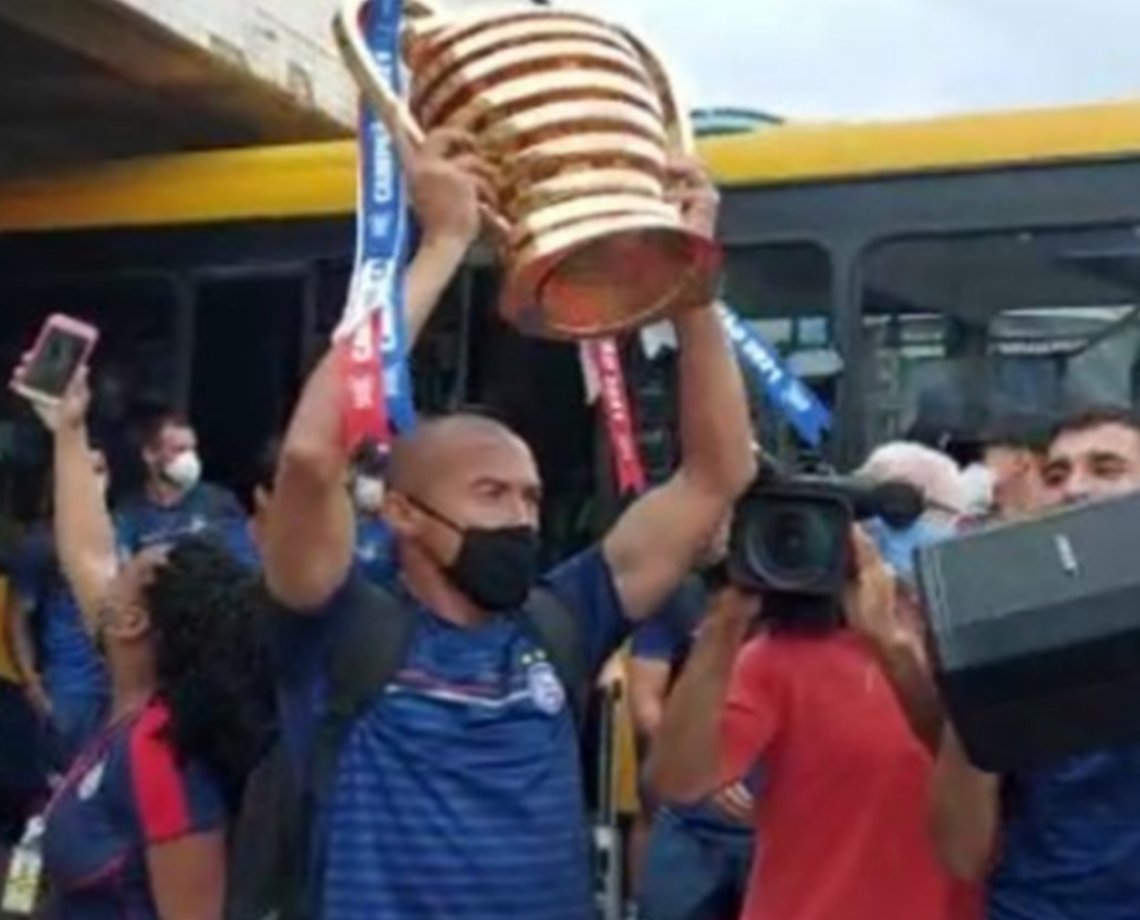 Após a conquista do Tetra da Copa do Nordeste, Bahia é recebido com festa da torcida no aeroporto de Salvador