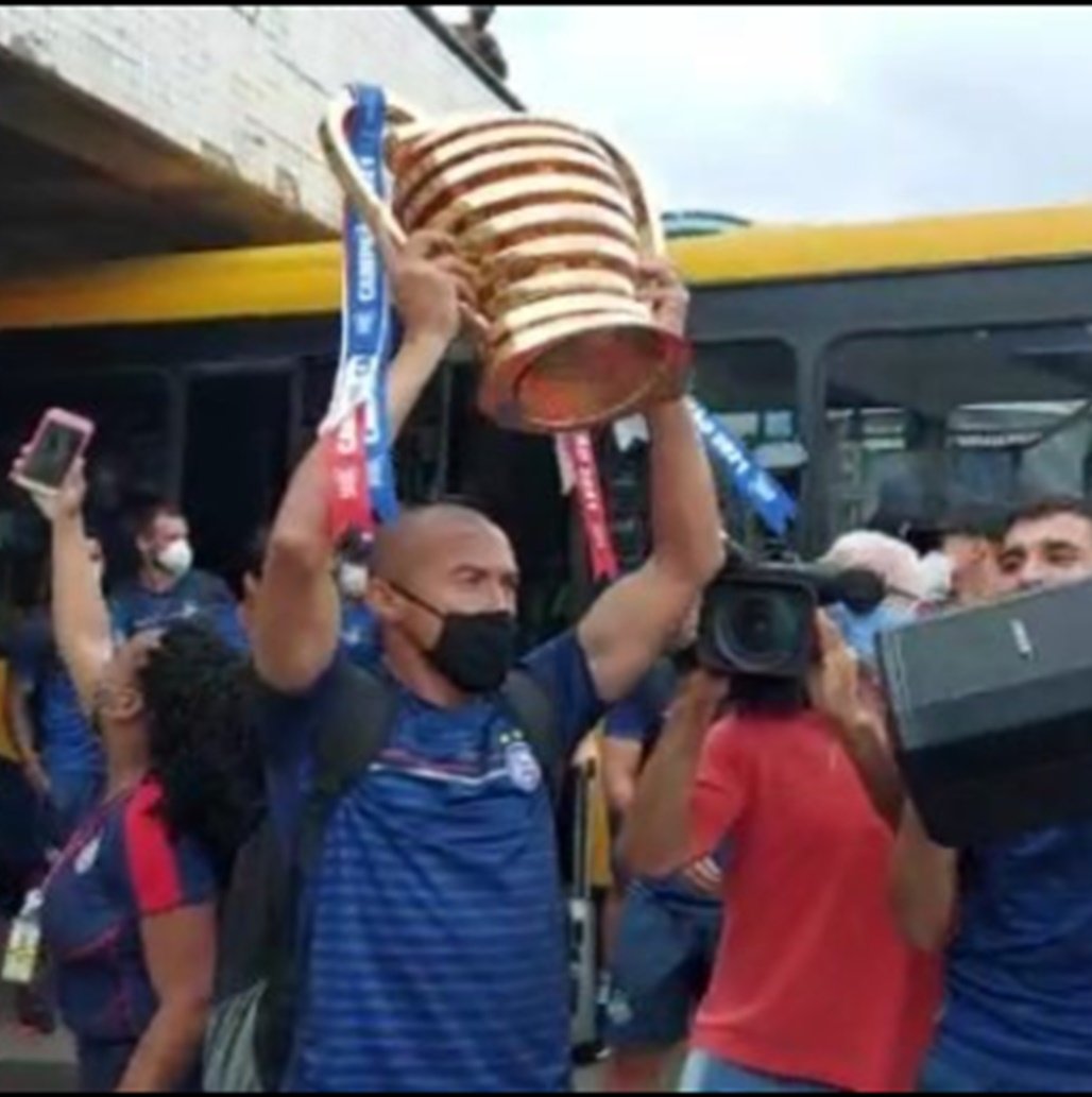 Após a conquista do Tetra da Copa do Nordeste, Bahia é recebido com festa da torcida no aeroporto de Salvador 