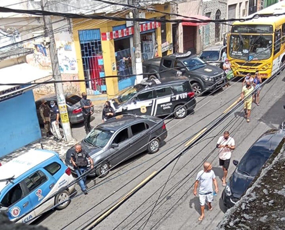 Policial civil é baleado na mão durante ação em Salvador; suspeitos estão sendo procurados