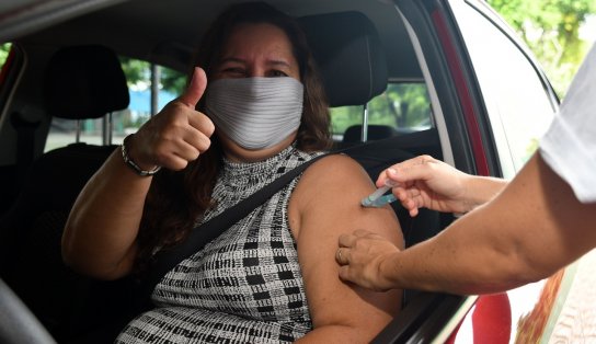 Filas em postos de vacinação têm confusão e causam impacto no trânsito de Salvador