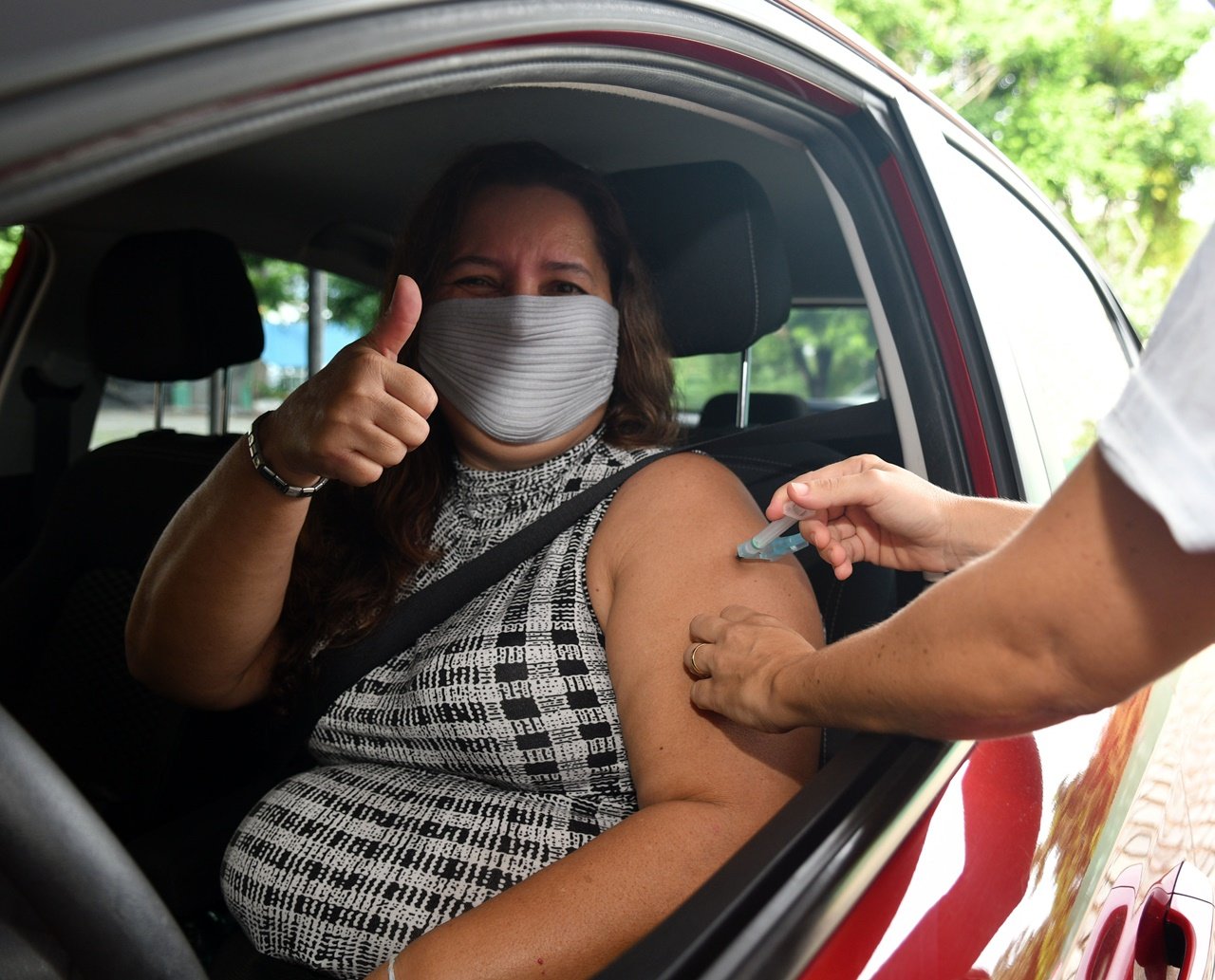 Filas em postos de vacinação têm confusão e causam impacto no trânsito de Salvador