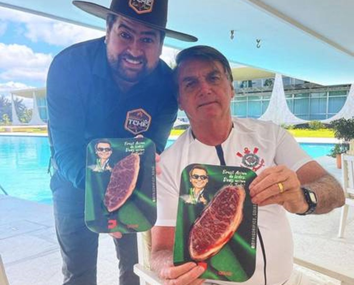 Bolsonaro faz churrasco com picanha personalizada vendida por R$ 1.799 o quilo