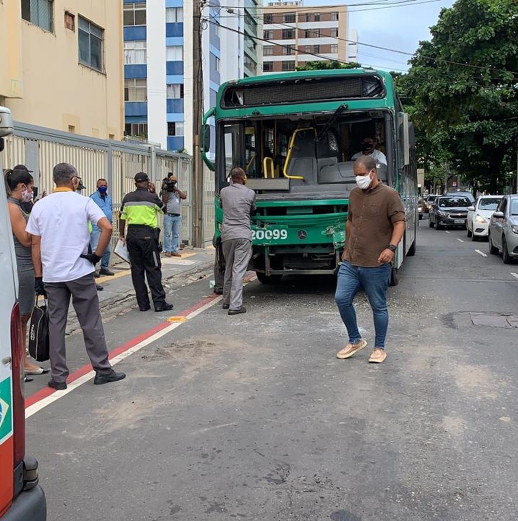 Três passageiros e um motorista ficam feridos após engavetamento envolvendo três ônibus na Pituba