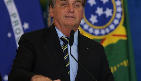 Salário de Bolsonaro e ministros é elevado em 69% após edição de regra que autoriza servidores receberem mais do que o teto