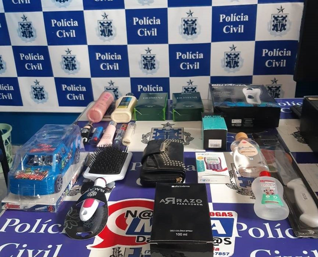 Homem procurado por furtar roupas, acessórios e perfumes em estabelecimentos é preso pela polícia